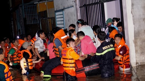 Sau mưa chồng mưa ở TPHCM: Hàng triệu người còn bì bõm - ảnh 1