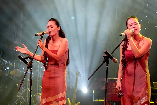 4-cap-chi-em-song-sinh-dinh-dam-cua-showbiz-viet-3
