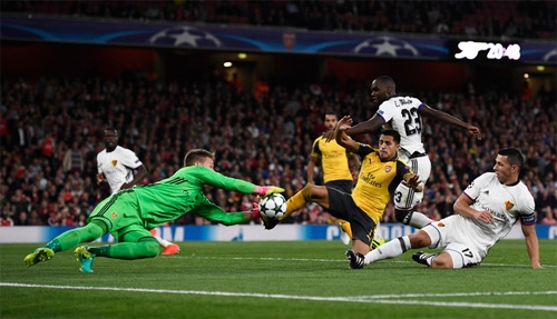 arsenal-thang-de-khi-walcott-lap-cu-dup-dau-tien-sau-chin-nam-o-champions-league-1