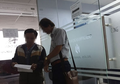  Nhà đầu tư đang được giới thiệu về hoạt động góp vốn siêu lợi nhuận tại Công ty Hoàng Long sáng 28-9. Ảnh: Hoàng Triều 