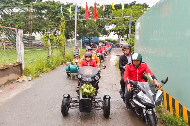 Man ruoc dau voi dan moto co tren duong pho Sai Gon hinh anh 2