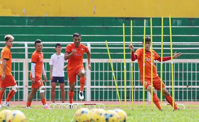 Công Vinh và đồng đội nhồi thể lực chuẩn bị cho AFF Cup - ảnh thể thao
