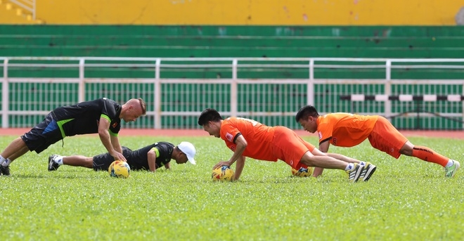 Công Vinh và đồng đội nhồi thể lực chuẩn bị cho AFF Cup - ảnh thể thao