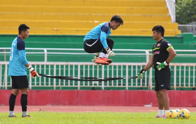Công Vinh và đồng đội nhồi thể lực chuẩn bị cho AFF Cup - ảnh thể thao