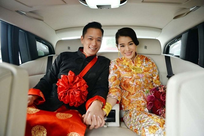 Hồ Hạnh Nhi và chồng trong ngày cưới. /// Ảnh: Chụp màn hình Sina 