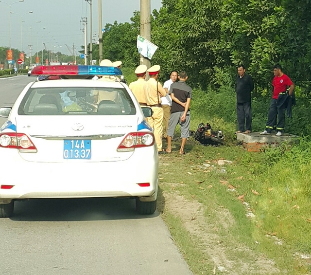 Rất đông người dân hiếu kỳ đứng lại xem chiếc xe máy đang bốc cháy nên lực lượng CSGT phải có mặt để điều tiết giao thông