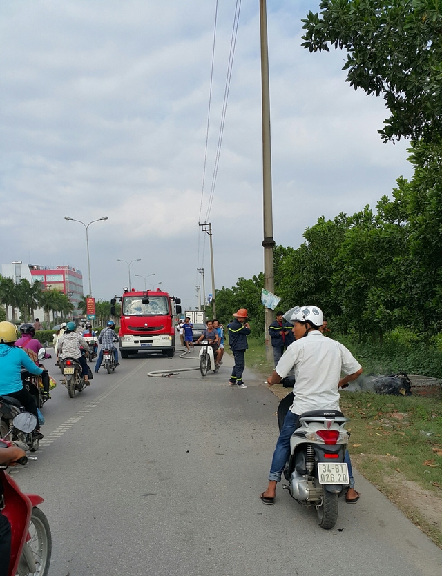 Lực lượng PCCC điều xe và chiến sĩ đến hiện trường dập lửa