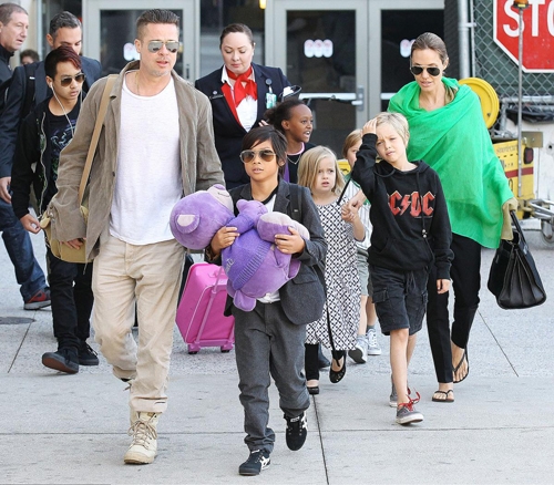 angelina-jolie-tam-thoi-gianh-quyen-nuoi-6-con
