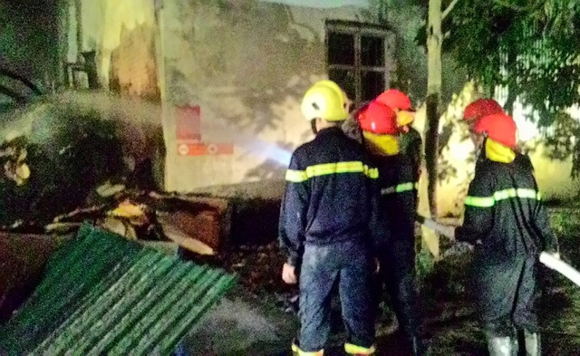  Đến 21h30, đám cháy cơ bản được khống chế 