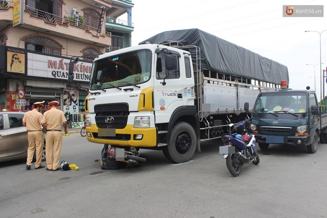 TP HCM: Va chạm với xe tải, cụ ông hơn 70 tuổi ngã văng ra đường - Ảnh 1.