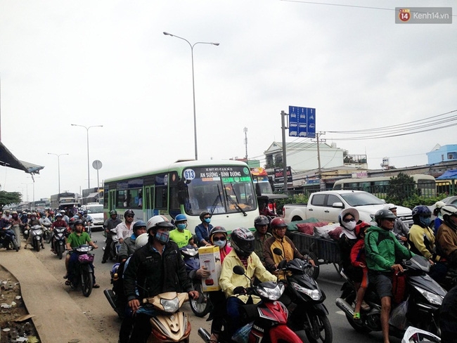 TP HCM: Va chạm với xe tải, cụ ông hơn 70 tuổi ngã văng ra đường - Ảnh 2.