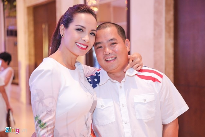 Dan sao Viet dien trang phuc trang du sinh nhat Mr. Dam hinh anh 14