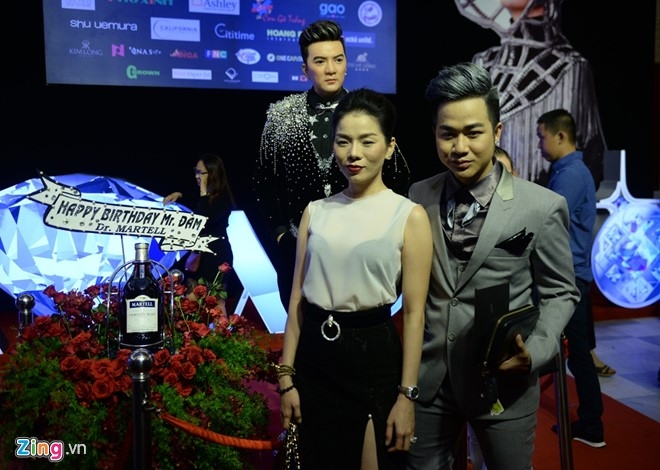 Dan sao Vpop tap nap xem live show Dam Vinh Hung hinh anh 2