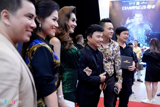 Dan sao Vpop tap nap xem live show Dam Vinh Hung hinh anh 3