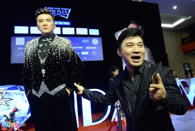 Dan sao Vpop tap nap xem live show Dam Vinh Hung hinh anh 4
