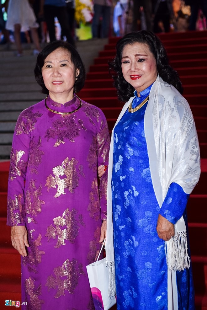 Dan sao Vpop tap nap xem live show Dam Vinh Hung hinh anh 8