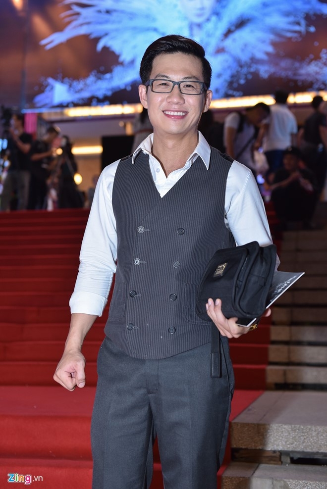 Dan sao Vpop tap nap xem live show Dam Vinh Hung hinh anh 9