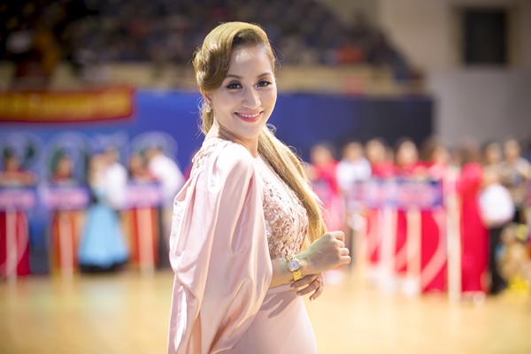 khanh-thi-khoe-kheo-dong-ho-500-trieu-phan-hien-tang-1