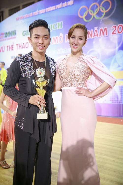 khanh-thi-khoe-kheo-dong-ho-500-trieu-phan-hien-tang-8