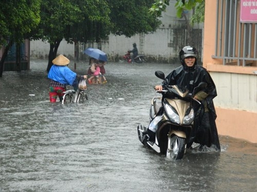 Khổ cực đến trường dưới cơn mưa khủng khiếp ở Sài Gòn - ảnh 5