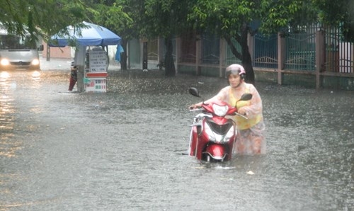 Khổ cực đến trường dưới cơn mưa khủng khiếp ở Sài Gòn - ảnh 17