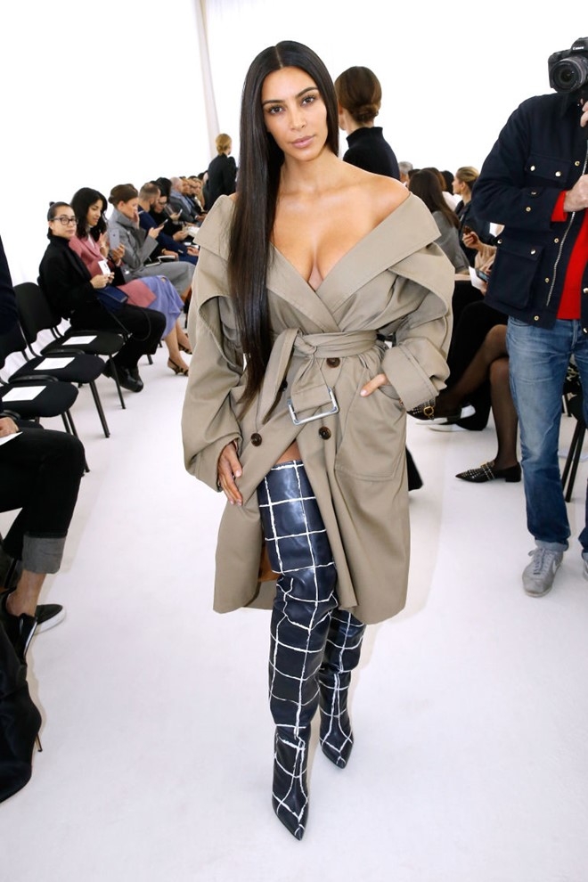 Kim Kardashian bi de doa bang sung tai Paris hinh anh 1