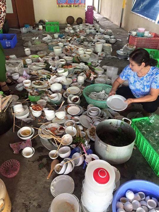 cô dâu rửa bát