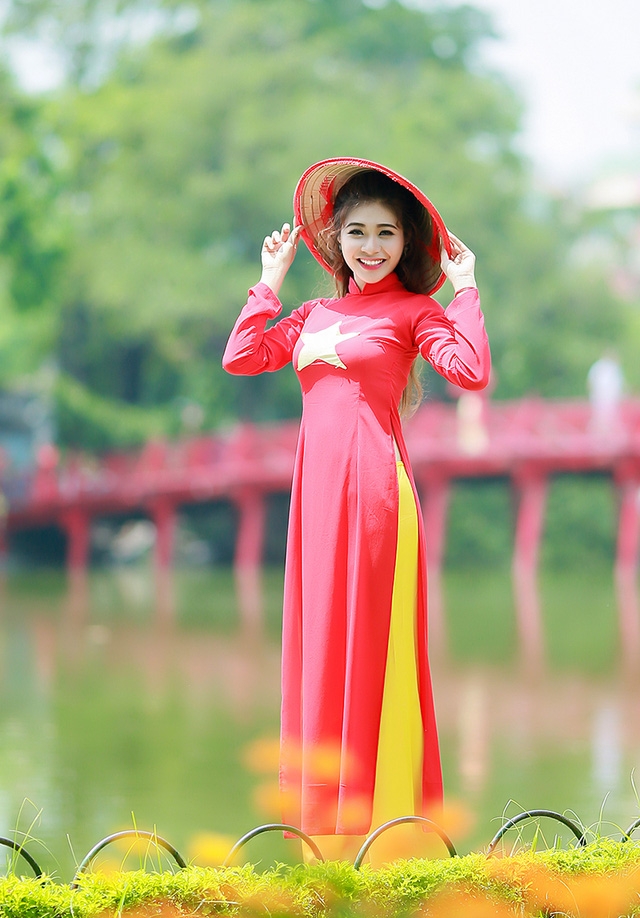 Hồ Ái Thơ khoe dáng người thanh mảnh trong trang phục áo dài màu cờ Tổ quốc