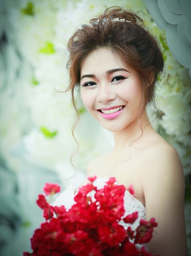 Trong hành trình của cuộc thi, Ái Thơ cùng các bạn còn thực hiện một bộ ảnh với chủ đề cô dâu.