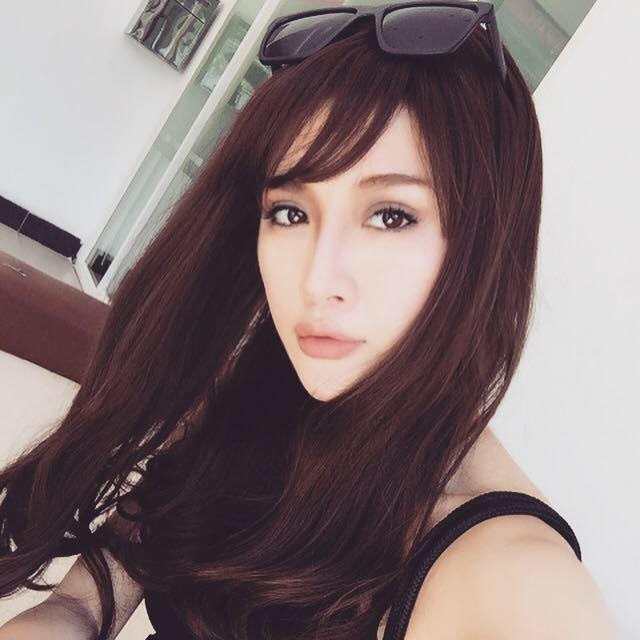  Tuy nhiên, đó cũng là vai diễn cuối cùng trong sự nghiệp nghệ thuật của cô nàng. Vân Navy chia sẻ rằng hoàn toàn không còn một chút liên quan nào tới các hoạt động đóng phim hay ca hát. Cô là người chủ động nói lời tạm biệt với nghệ thuật để tập trung cho niềm đam mê thực sự là kinh doanh. Những ai theo dõi theo các hoạt động của Vân Navy sẽ biết cô nàng hiện đang là bà chủ của hệ thống shop thời trang khá nổi tiếng dành cho các quý cô sành điệu tại Sài Gòn. 