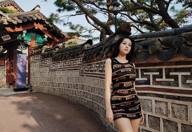 Huyền Baby là nick-name của Đặng Ngọc Huyền, sinh năm 1989, nổi lên sau cuộc thi Miss Teen 2008 với vẻ đẹp ngọt ngào và giọng hát trong veo. Cô cũng từng tham gia một nhóm nhạc nữ hội tụ toàn hot girl cùng những người bạn thân là Hạnh Sino và Emily. Nhưng sau cùng, Huyền Baby lại quyết định làm đám cưới và có con ngay sau đó, và nói lời tạm biệt với các hoạt động nghệ thuật.