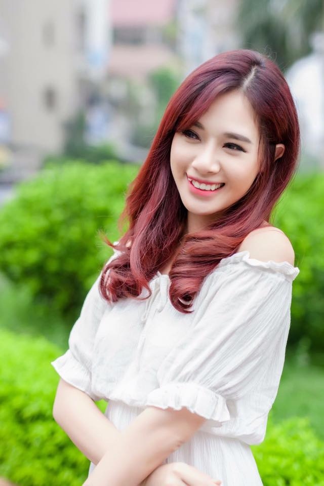 Xét về độ đình đám thì Hà Min có lẽ có phần “kém cạnh” hơn so với các cái tên kể trên. Tuy nhiên, cô lại được yêu mến bởi sự nghiêm túc và chăm chỉ, hết mình trong công việc. Thêm vào đó, đôi chân dài miên man giúp cô nàng có thêm nhiều cơ hội tấn công showbiz hơn các hot girl khác vốn chỉ sở hữu gương mặt xinh đẹp.