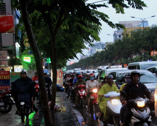 Còn xe máy thì leo lề để lưu thông...