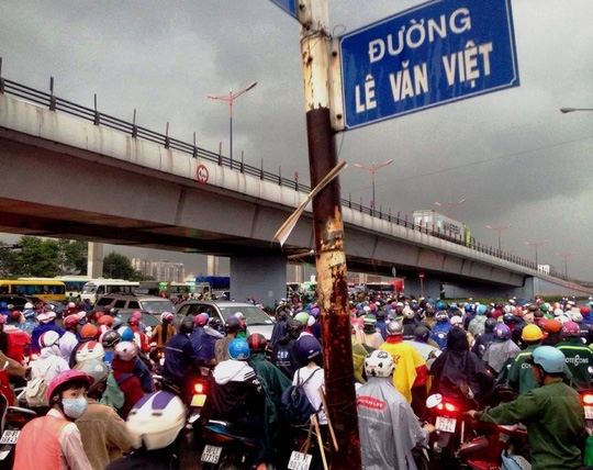 Hình ảnh này là cảnh ùn ứ tại ngã tư Thủ Đức (giáp ranh quận 9 và Thủ Đức, TP HCM) sau cơn mưa