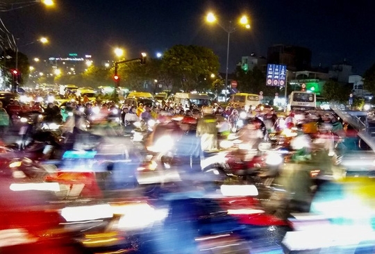 Và đây là đường Trường Chinh, đoạn qua Khu Công nghiệp Tân Bình lúc 19 giờ. Chỉ có thể dùng 2 từ để miêu tả là : Hỗn loạn!