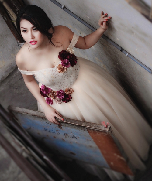 phi-thanh-van-hoa-co-dau-sexy-voi-vay-cuoi-tre-vai-1