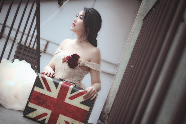 phi-thanh-van-hoa-co-dau-sexy-voi-vay-cuoi-tre-vai-2