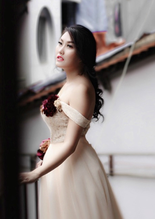 phi-thanh-van-hoa-co-dau-sexy-voi-vay-cuoi-tre-vai-3