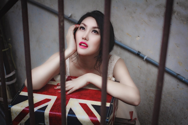 phi-thanh-van-hoa-co-dau-sexy-voi-vay-cuoi-tre-vai-4