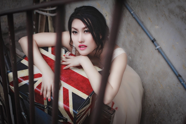 phi-thanh-van-hoa-co-dau-sexy-voi-vay-cuoi-tre-vai-5