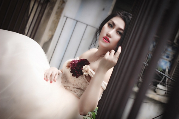 phi-thanh-van-hoa-co-dau-sexy-voi-vay-cuoi-tre-vai-6