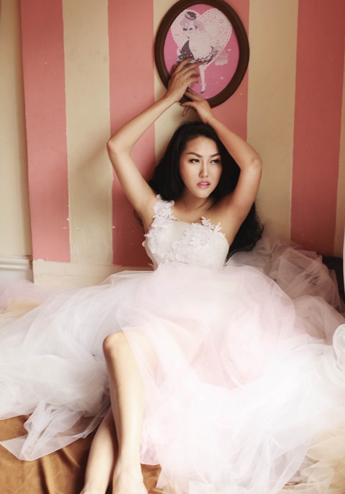 phi-thanh-van-hoa-co-dau-sexy-voi-vay-cuoi-tre-vai-7