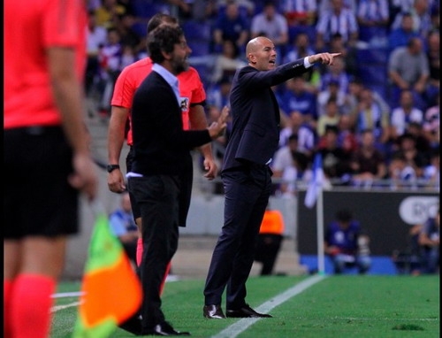 Zidane đối đầu đồng nghiệp Quique Flores ở La Liga