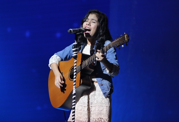dong-nhi-chong-cam-say-sua-xem-hoc-tro-cung-bieu-dien-4