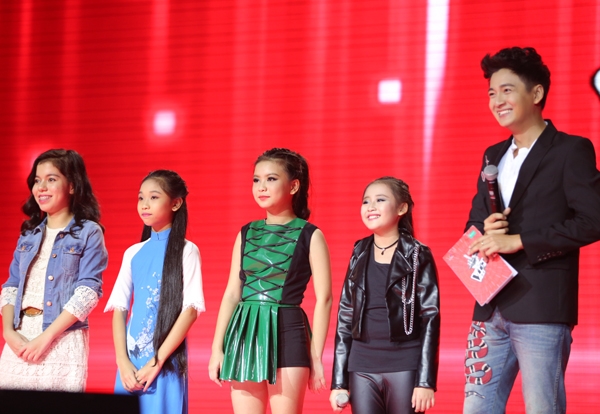 dong-nhi-chong-cam-say-sua-xem-hoc-tro-cung-bieu-dien-6
