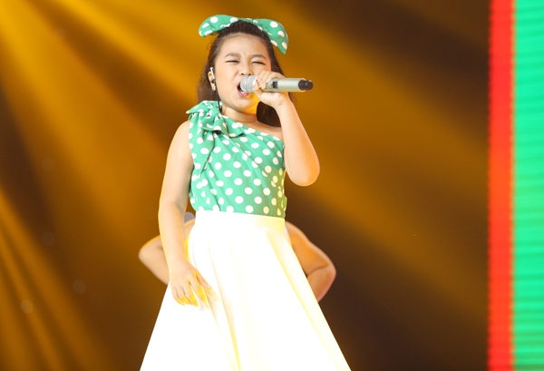 dong-nhi-chong-cam-say-sua-xem-hoc-tro-cung-bieu-dien-10