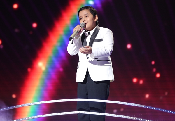 dong-nhi-chong-cam-say-sua-xem-hoc-tro-cung-bieu-dien-11