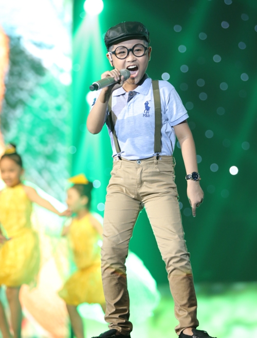 dong-nhi-chong-cam-say-sua-xem-hoc-tro-cung-bieu-dien-12