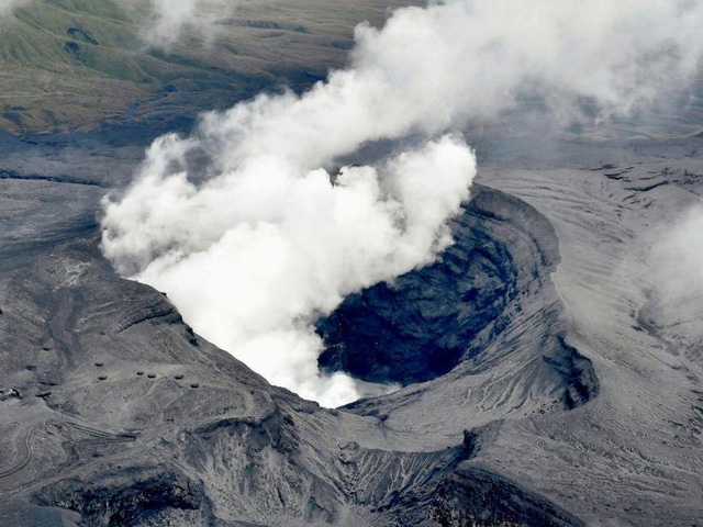  Khói bốc lên từ miệng núi lửa Aso (Ảnh: Reuters) 