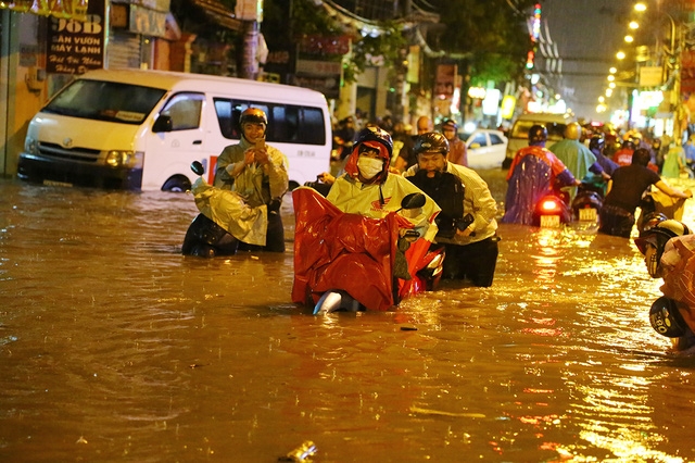 Do ảnh hưởng của triều cường, mực nước các sông lên cao, TP HCM có nguy cơ cao xảy ra ngập úng trong vài ngày tới (Ảnh minh họa: Ngọc Tiến).
